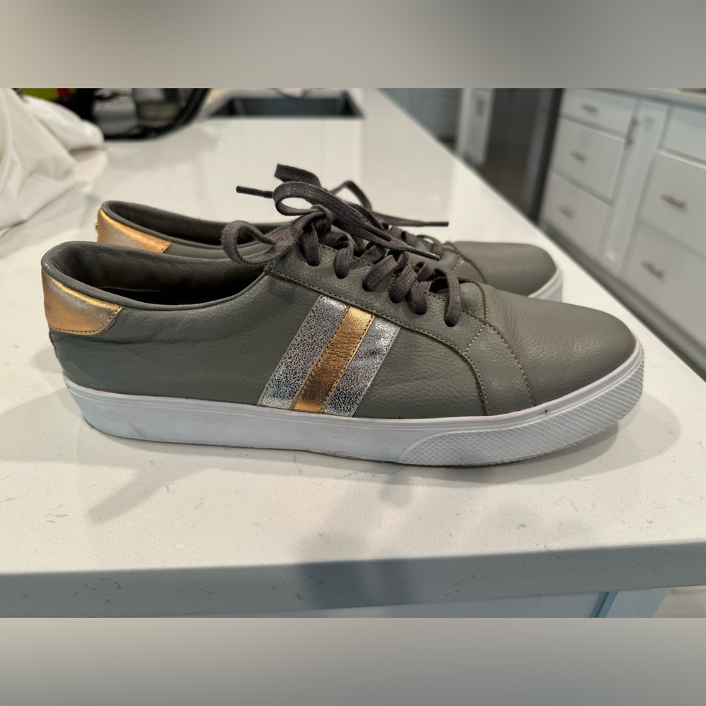 Like new Kaanas sneakers size 11